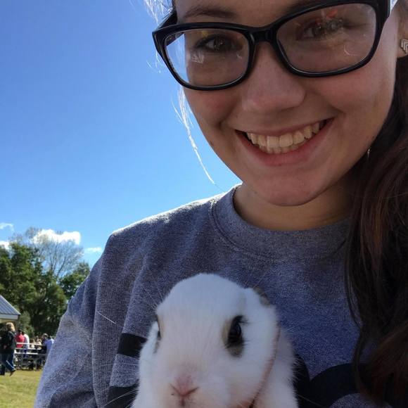 Meet your Posher, Nicole - Picture 1 of 1